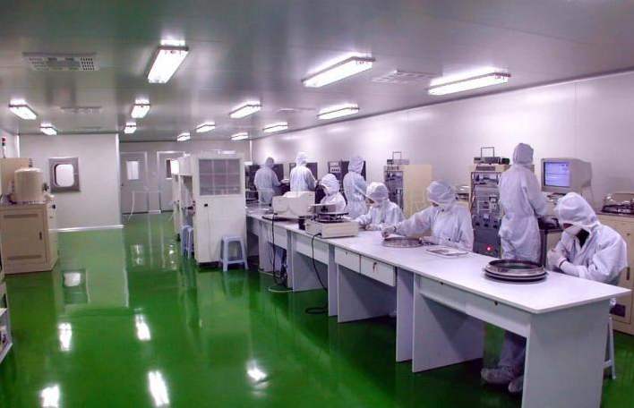 制藥、工業(yè)、食品等行業(yè)生產(chǎn)時(shí)為什么要使用潔凈室？